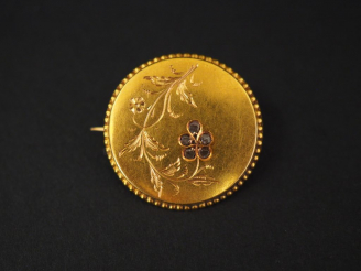Vente aux enchères Broche ronde en or jaune et petits diamants, à décor de branchage fleu