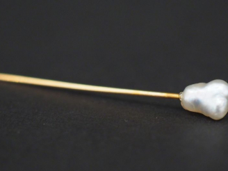 Vente aux enchères Petite épingle à cravate en or jaune, ornée d'une perle baroque. Long.