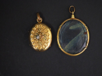 Vente aux enchères Pendentif porte-photo de style Louis XVI en verre, monture en or jaune