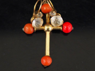 Vente aux enchères Ensemble comprenant :  - une paire de boucles d'oreilles en or jaune e