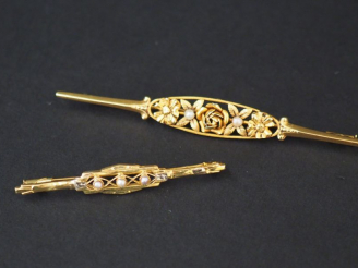 Vente aux enchères Ensemble comprenant :  - une broche barrette en or jaune et perles, à 