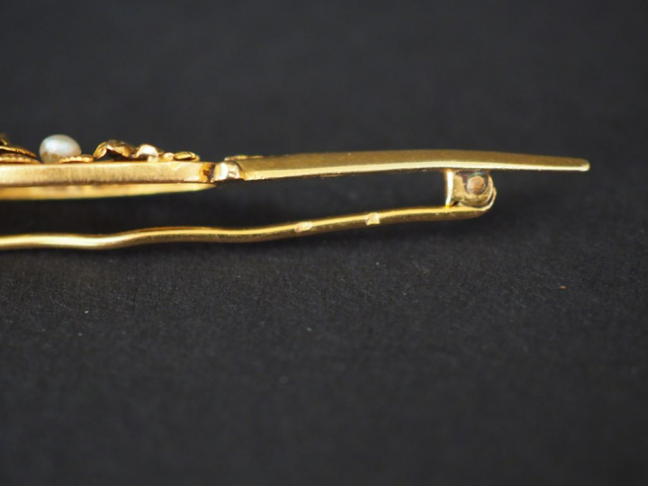 Ensemble comprenant :  - une broche barrette en or jaune et perles, à 