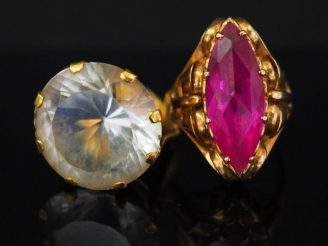 Vente aux enchères Ensemble comprenant :  - une bague en or jaune, sertie en son centre d