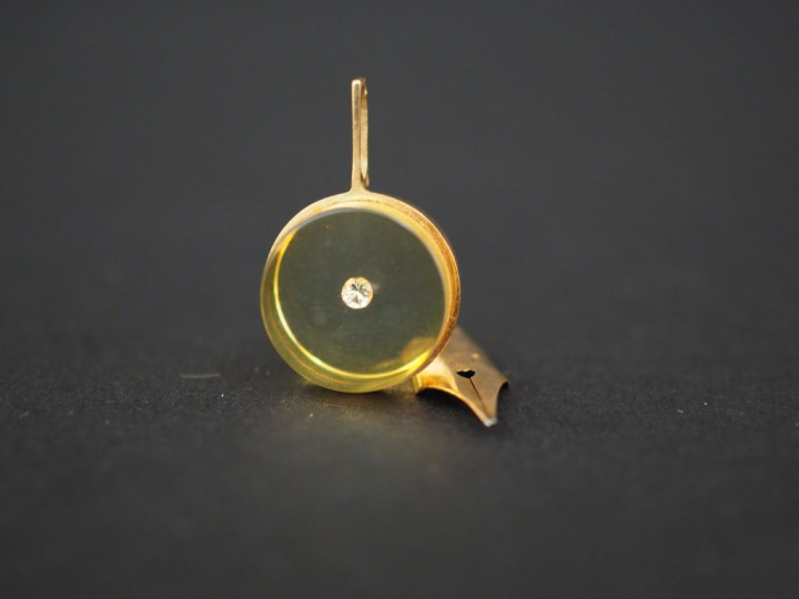 Ensemble comprenant :  - une plume en or jaune. Poids. 0,15 g  - un pe