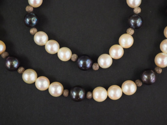 Vente aux enchères Parure en perles de culture. Comprenant :  - un collier - un bracelet