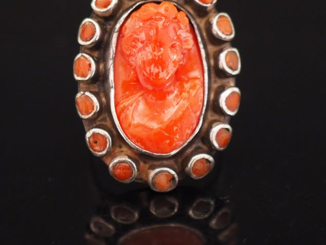 Bague en argent, sertie en son centre d'un camée figurant un profil de