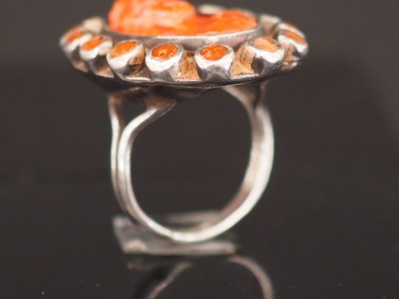 Bague en argent, sertie en son centre d'un camée figurant un profil de