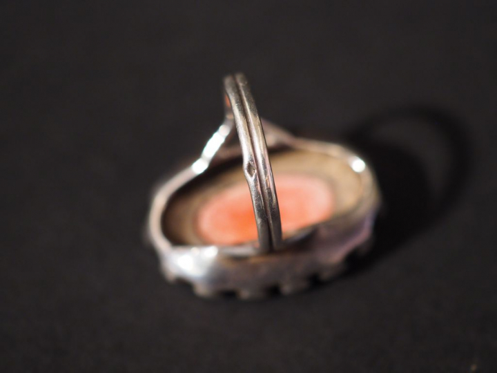 Bague en argent, sertie en son centre d'un camée figurant un profil de