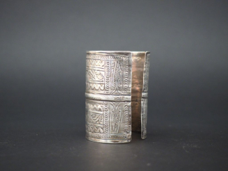 Vente aux enchères Bracelet manchette de style Afrique du Nord en argent. Poids. 92 g