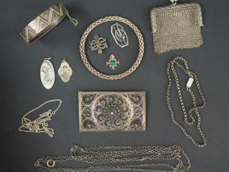 Vente aux enchères Ensemble de bijoux en argent, comprenant :  - une broche, à décor ajou