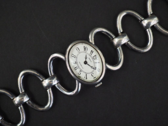 Vente aux enchères PERRIN. Montre bracelet de dame en argent 800 millièmes.  Long. 16,5 c