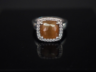 Vente aux enchères TI SENTO. Bague en argent, sertie en son centre d'une pierre fantaisie