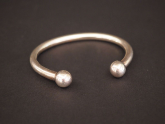 Vente aux enchères Bracelet en argent, à décor de boules aux extrêmités.  Poids. 54,80 g