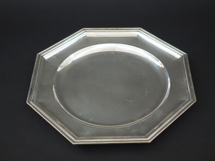 Plat octogonal en argent, poinçon Minerve, modèle à filets. Diam. 32,2
