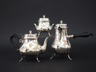 Vente aux enchères Service trois pièces de style Louis XV en argent, poinçon Minerve. Com