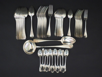Vente aux enchères Ménagère en argent, poinçon Minerve, modèle à baguette, monogrammée. C