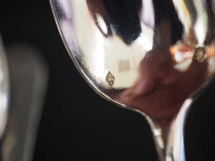 Ménagère en argent, poinçon Minerve, modèle à baguette, monogrammée. C