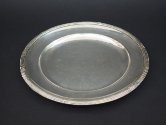 Vente aux enchères Grand plat rond de style Louis XVI en argent, poinçon Minerve, à décor