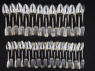 Vente aux enchères Partie de ménagère en argent, poinçon Minerve, modèle uniplat. Compren