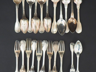 Vente aux enchères Suite de couverts en argent, modèle à filets. Modèles et poinçons dépa