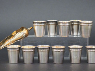 Vente aux enchères Suite de douze verres à liqueur en argent, poinçon Minerve, à décor de