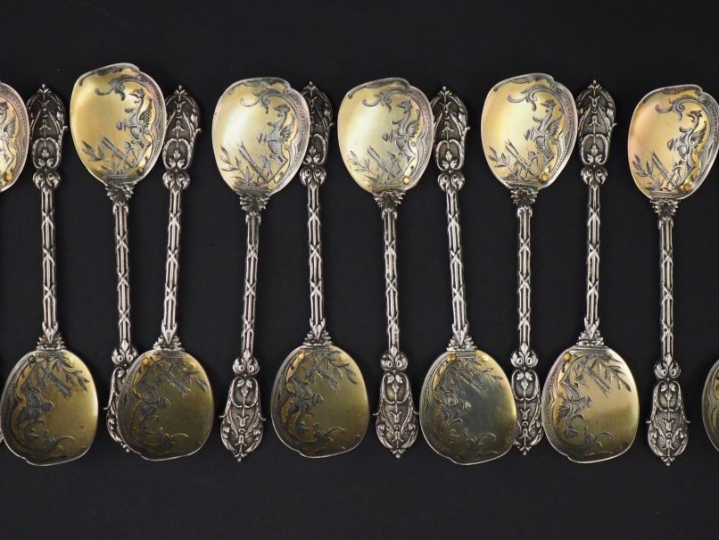 Suite de douze cuillères à glace en argent et vermeil, poinçon Minerve