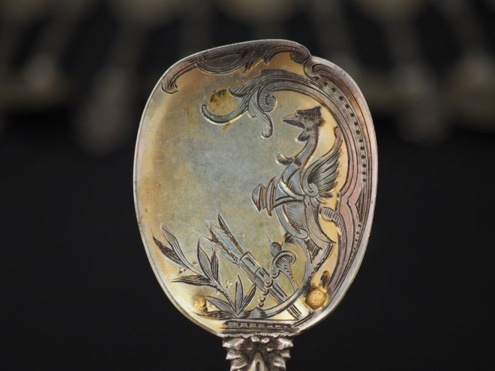 Suite de douze cuillères à glace en argent et vermeil, poinçon Minerve