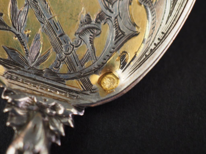 Suite de douze cuillères à glace en argent et vermeil, poinçon Minerve