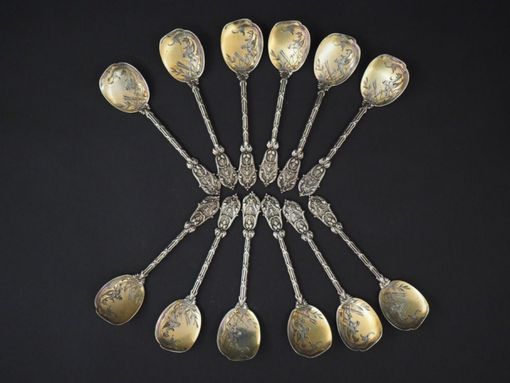Suite de douze cuillères à glace en argent et vermeil, poinçon Minerve