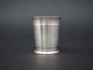 Vente aux enchères Timbale sur piédouche en argent, poinçon Minerve.  M.O : Bancelin à Pa