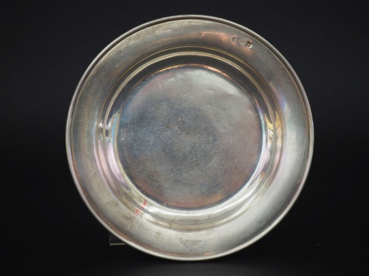 Petite assiette creuse en argent, poinçon Minerve.  Diam. 16,3 cm Poid