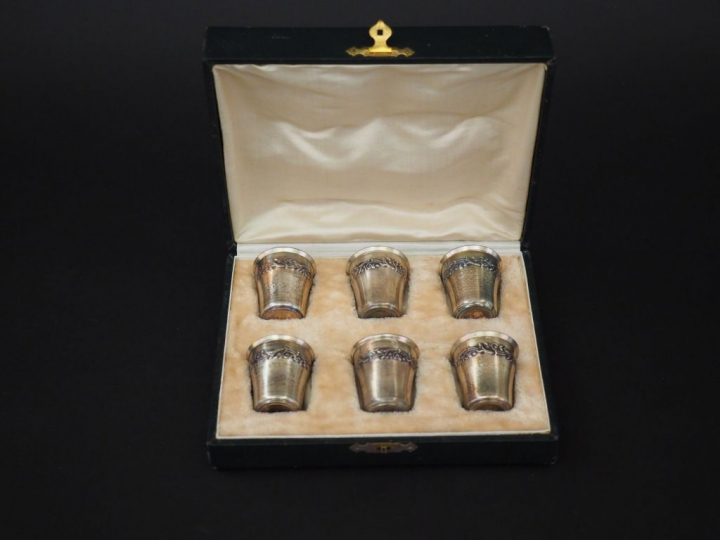 Suite de six verres à liqueur en argent, poinçon Minerve, à décor d'un