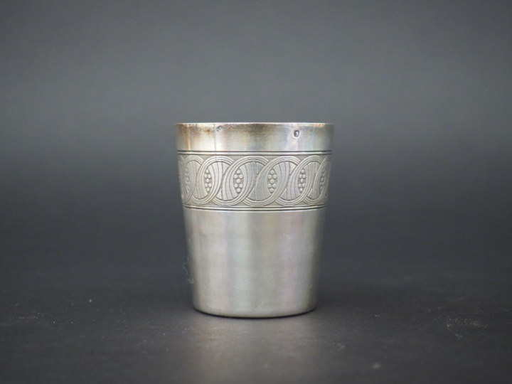 Timbale de style 1930 en argent, poinçon Minerve, à décor d'une frise 