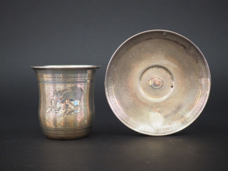 Vente aux enchères Timbale de forme tulipe en argent et vermeil, poinçon Minerve, à décor