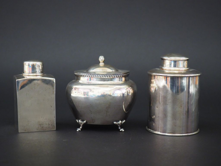 Deux différents flacons en argent anglais.  H. 9,56 cm et 10 cm  Poids