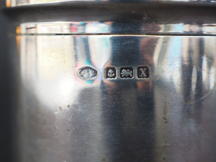 Boite cylindrique couverte en argent anglais. Couvercle à décor de fil