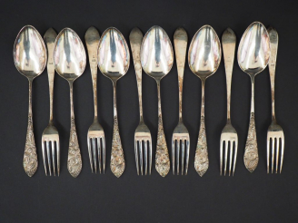 Vente aux enchères Suite de 12 couverts à entremets en argent 800 millièmes, à décor de f