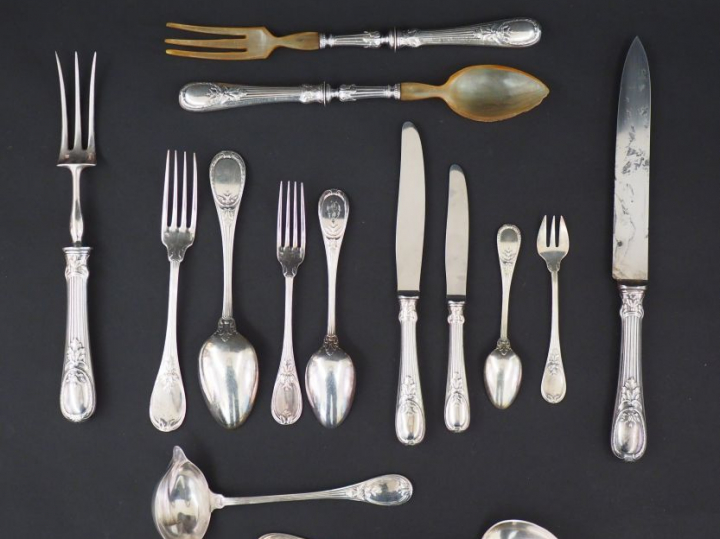 CHRISTOFLE. Partie de ménagère en métal argenté, modèle feuillagé et à