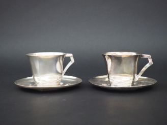 Vente aux enchères GALLIA. Paire de tasses et sous-tasses Art déco en métal argenté. D'ap