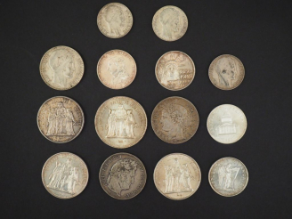 Vente aux enchères Ensemble de pièces en argent. Comprenant : - quatre pièces de 100 Fran