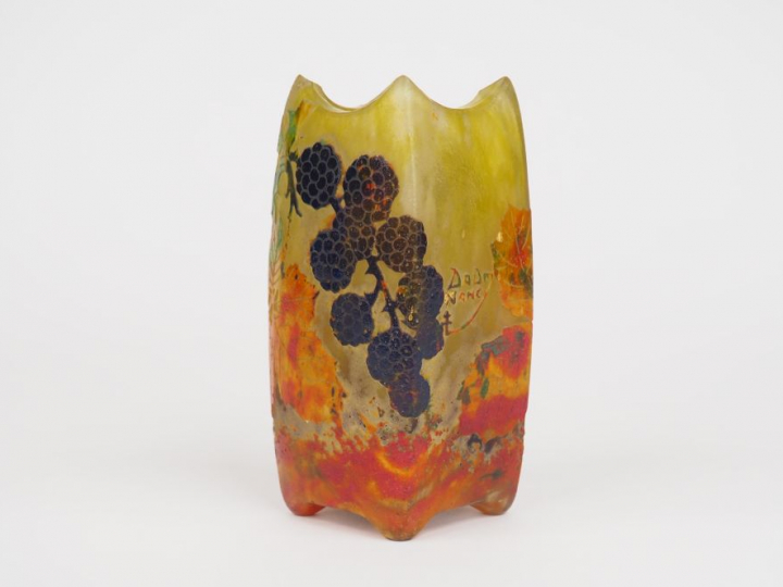 DAUM. Vase soliflore en verre, à décor gravé et émaillé de feuillage d