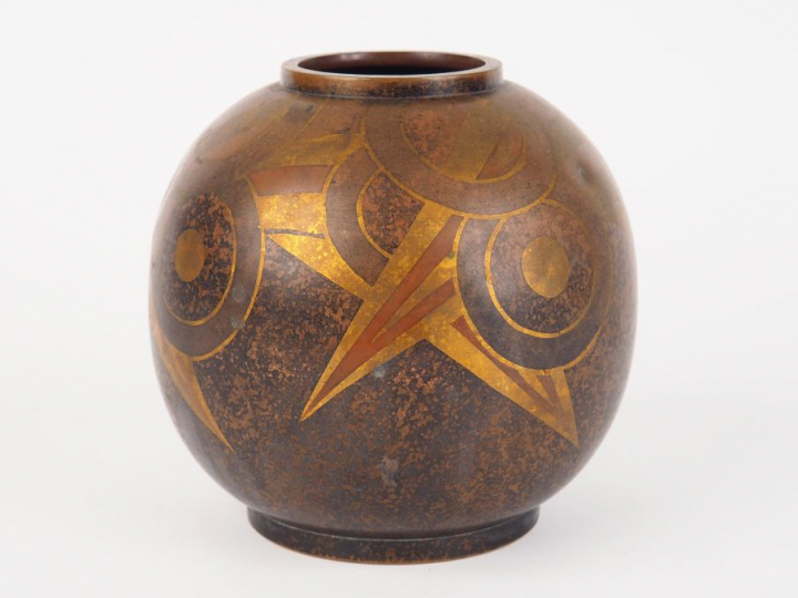 M. CHARLES. Vase boule Art déco en dinanderie, à décor de motif géomét
