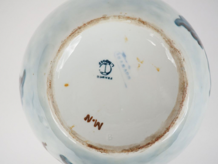 THARAUD. Vase boule en porcelaine de Limoges à décor polychrome de pam