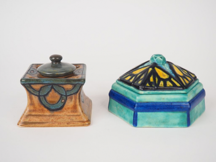 D'ARGYL. Boîte hexagonale couverte Art déco en faïence polychrome. Sig