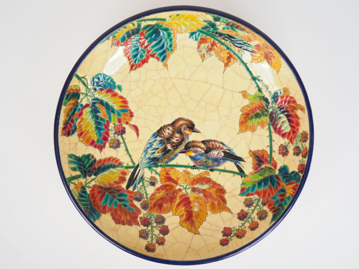 Grand plat en émaux polychromes de Longwy à décor d'oiseaux branchés. 