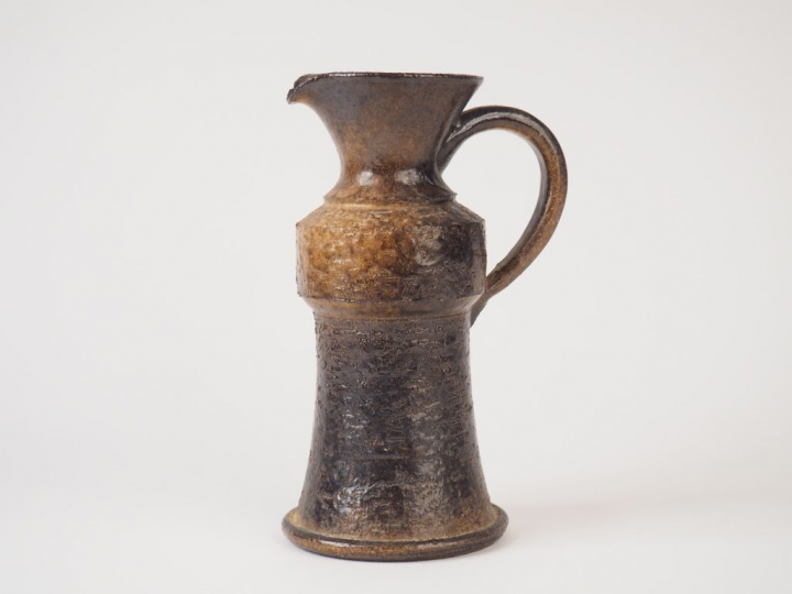 Jean MARAIS. Pichet en grès émaillé à anse et bec verseur. Signé. H. 2