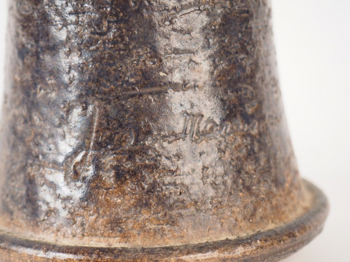 Jean MARAIS. Pichet en grès émaillé à anse et bec verseur. Signé. H. 2