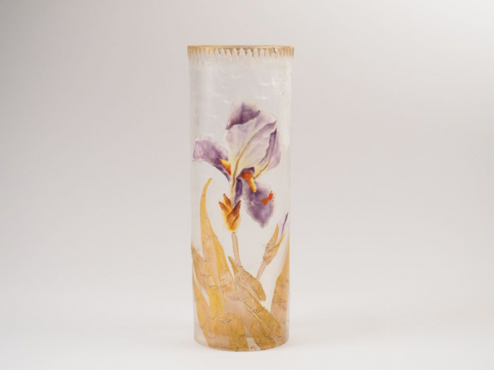 MONTJOIE SAINT DENIS. Vase rouleau en cristal émaillé, à décor polychr