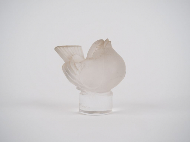 LALIQUE France. "Petit oiseau" Sujet en verre. Signé. H. 4 cm