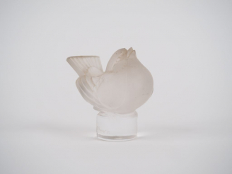 Vente aux enchères LALIQUE France. "Petit oiseau" Sujet en verre. Signé. H. 4 cm